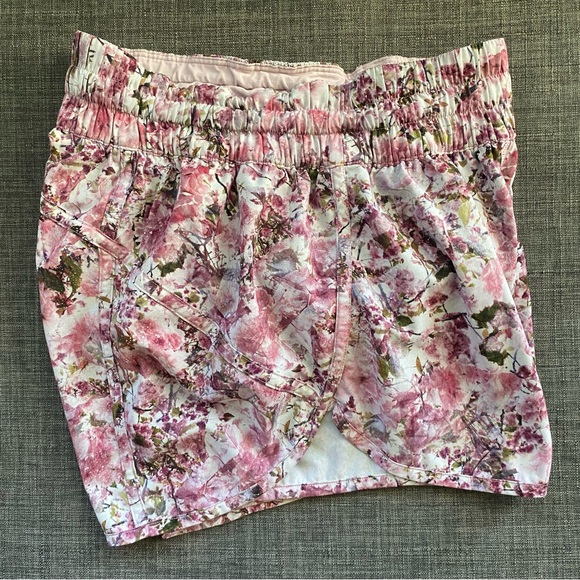 🌸LULULEMON TRACKER SHORT V 4”-BLOSSOM SPRITZ MULTI🌸 - Picture 7 of 11